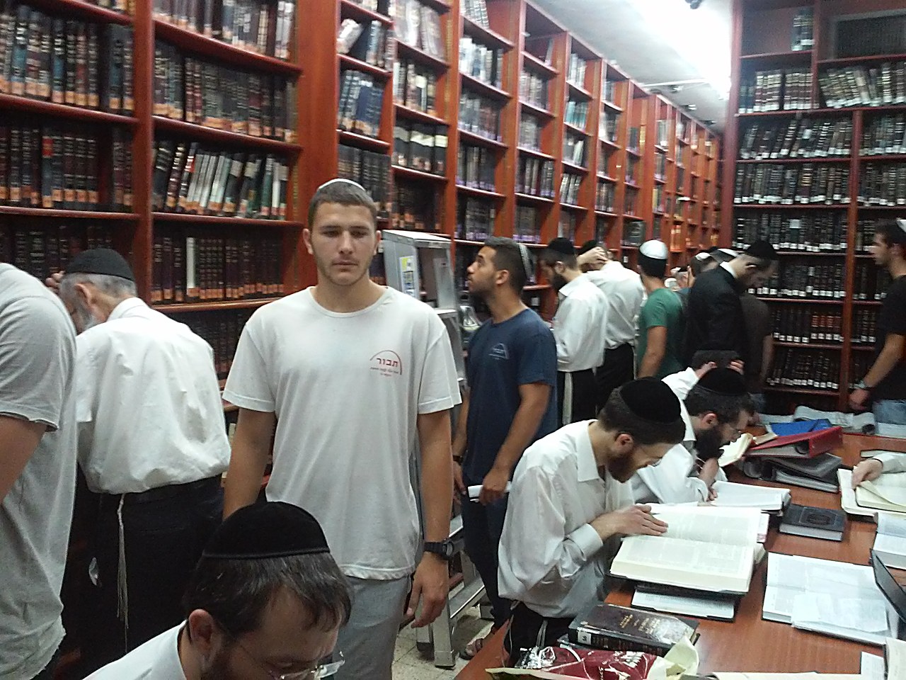 בספרייה של ישיבת מיר